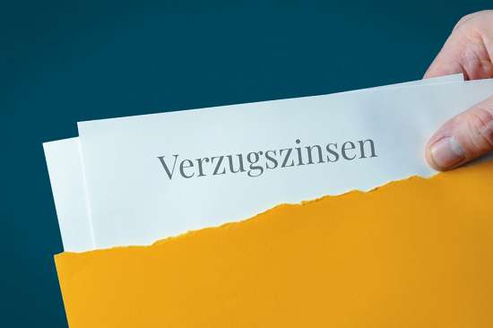 Foto: Schriftzug Verzugszinsen auf Dokument